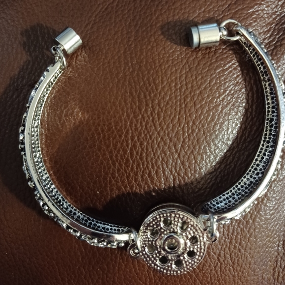 Beautiful Snap Button Bracelet - Picture 3 of 5